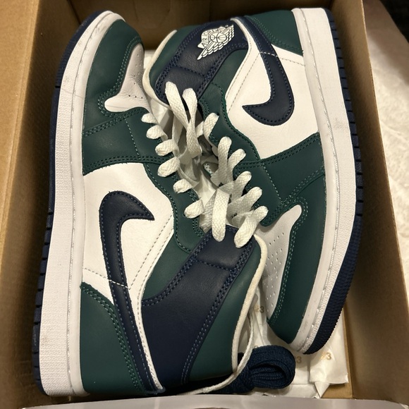 Women’s Air Jordans  Size 7 - Picture 7 of 9